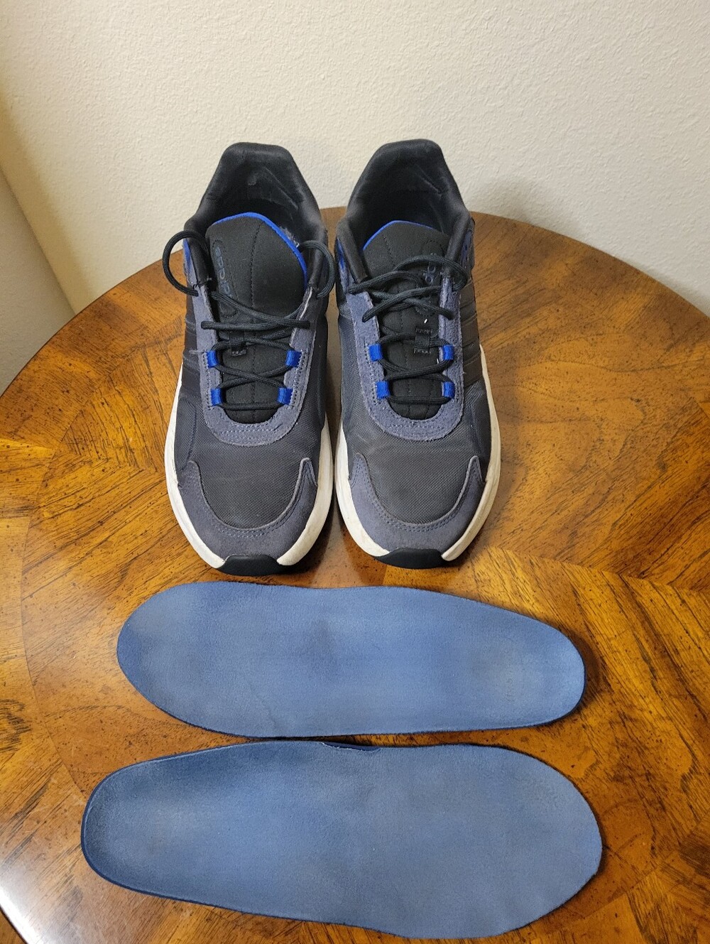 Size 10.5 Men's adidas OZELLE Cloudfoam Lifestyle Running Shoes, Navy, VGUC